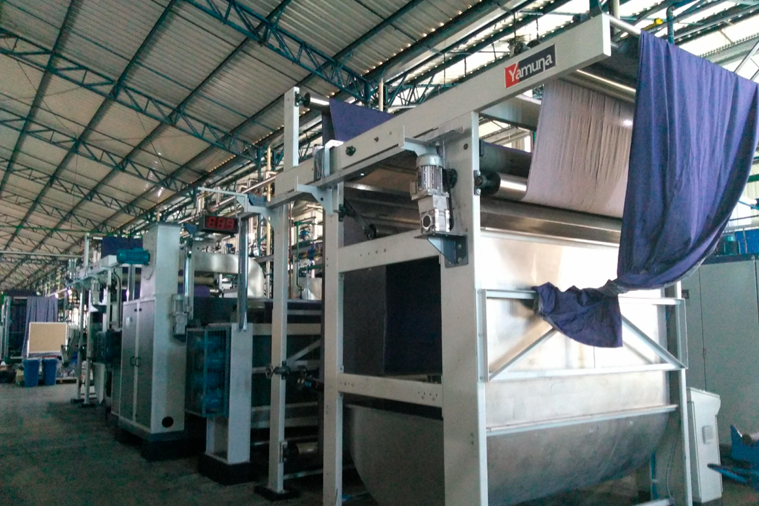 Tingimento industrial — uniformidade e fixação de cor em malhas